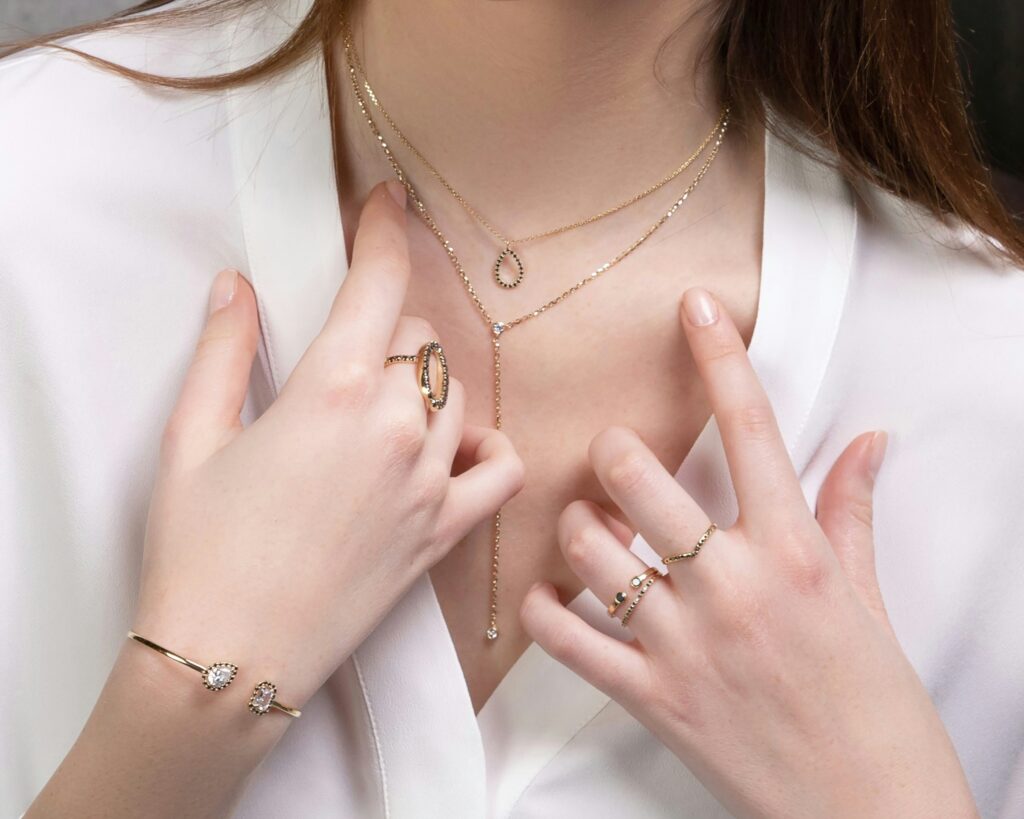 L’or ou l’argent ? Voici comment choisir selon votre carnation (et votre style)
