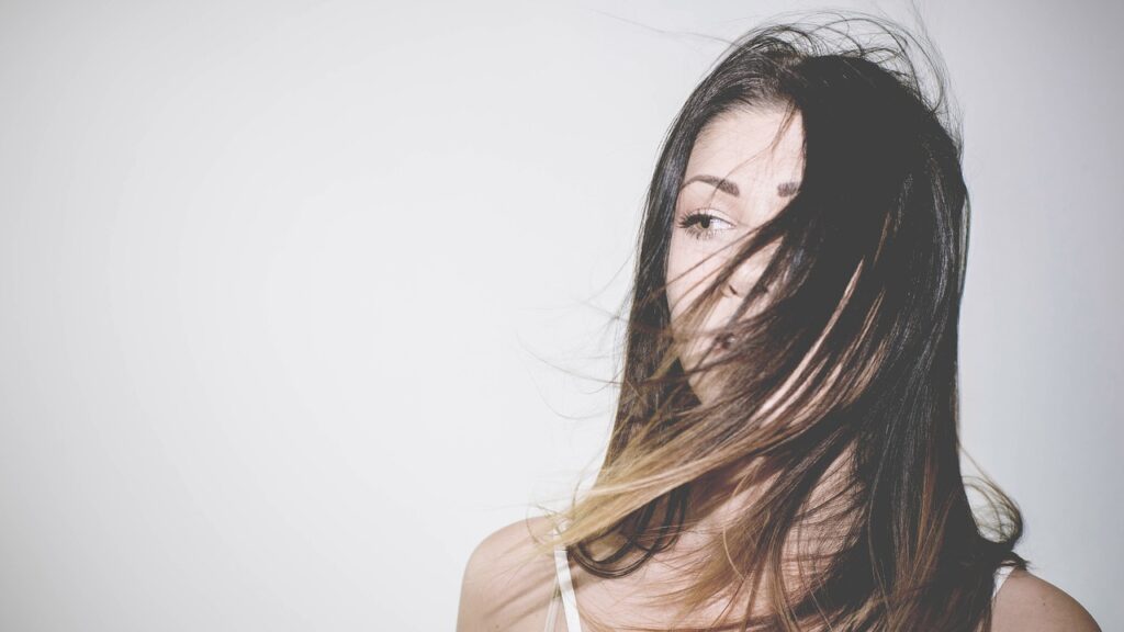 Cuir chevelu sensible, cheveux abîmés : quel soin naturel choisir ?