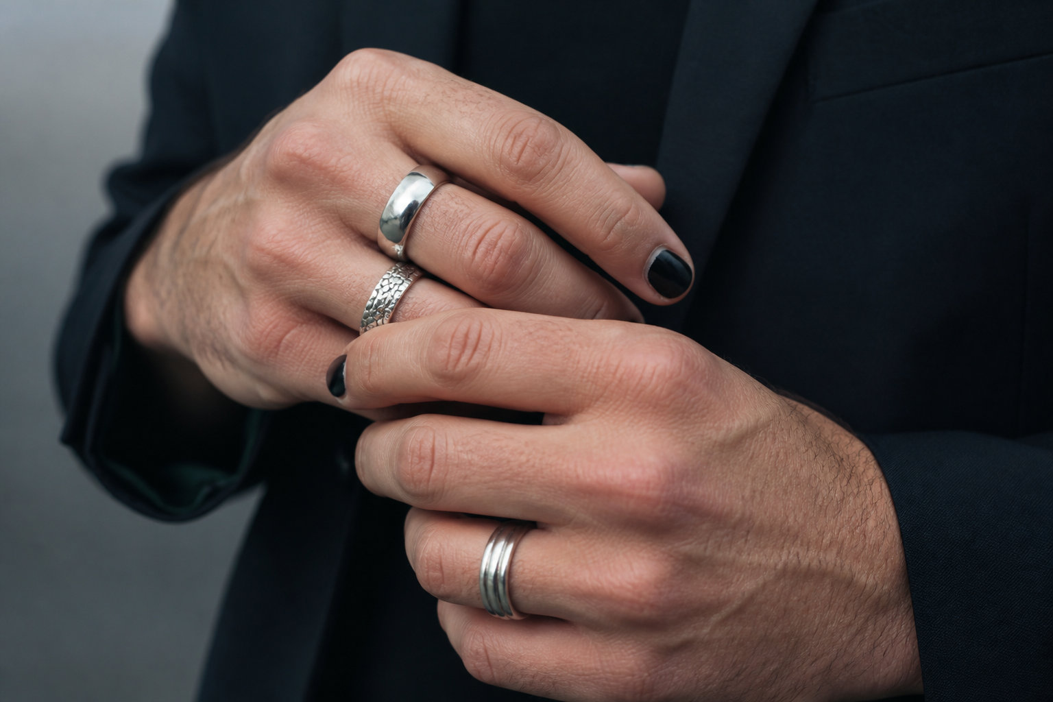 3 raisons d'adopter le vernis noir comme signature stylistique