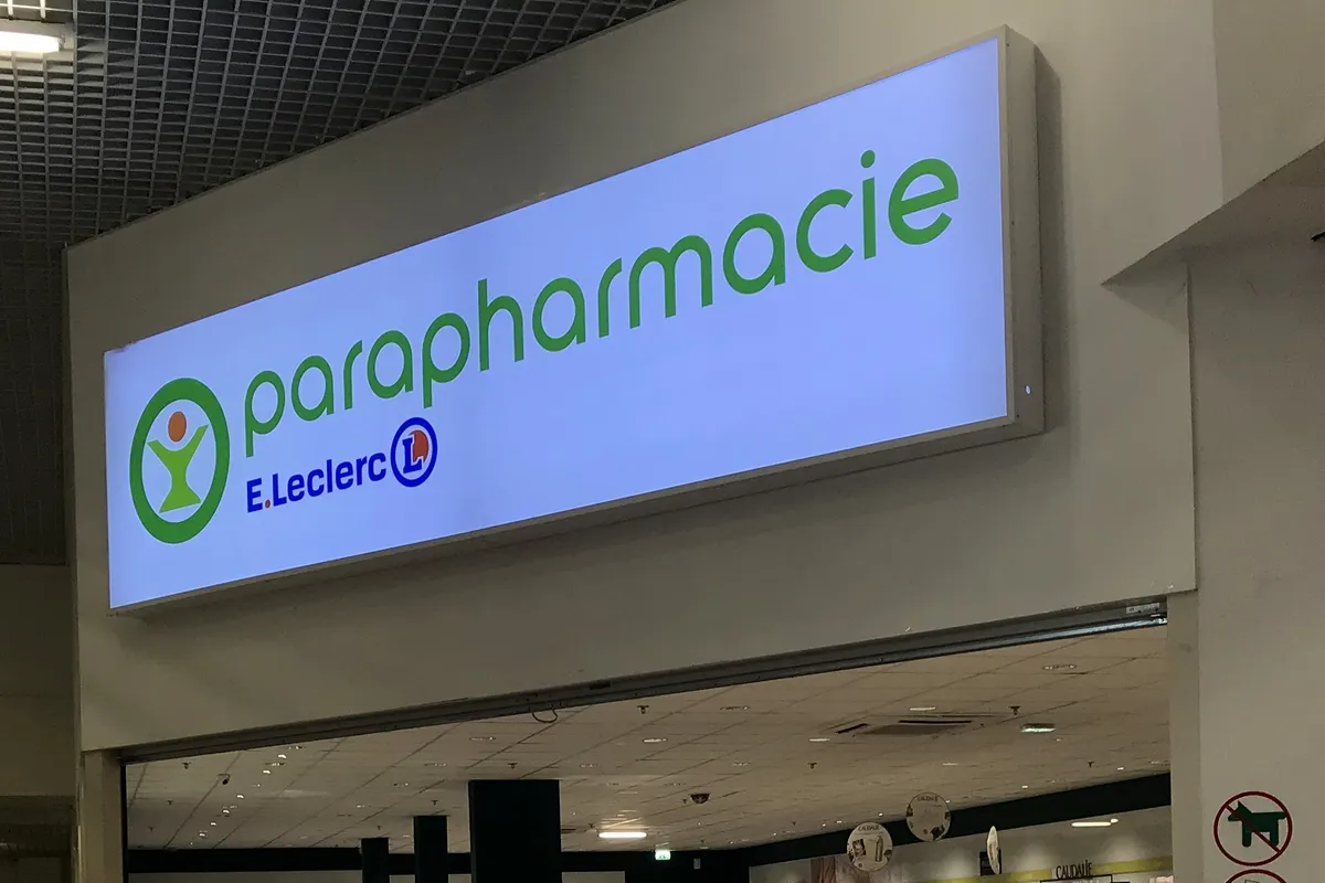 L'entrée de la parapharmacie E.Leclerc de Beynost, avec son enseigne lumineuse verte et le logo E.Leclerc.